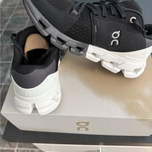 New!! On Running Cloudflyer 4 Black and White Shoes - Picture 6 of 9